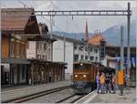 50 Jahre Blonay Chamby - Bündnertag im Saaneland: Die RhB Ge 4/4 182 und der RhB ABe 4/4 35 warten in Château d'Oex mit ihrem Extrazug von Bulle nach Gstaad auf die Weiterfahrt.