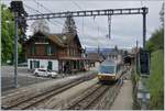 Der MOB PE 2122 auf der Fahrt von Montreux nach Zweisimmen mit dem Steuerwagen voraus beim Halt in Les Avants.