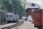 Für eine Gruppe, die mit dem Dampfzug in Chamby angekommen ist, wartet in Chamby auf Gleis 2 der MOB BCFe 4/4 N° 11 mit dem passendem MOB B4 für die Weiterfahrt in Richtung Gstaad.