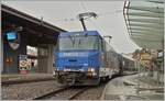 Die MOB Ge 4/4 8001 in fast traditionellem MOB Blau wartet mit ihrem GPX (GoldenPassExpress) in Montreux gut zwei Tage zu früh auf die Abfahrt nach Interlaken Ost.