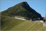 Der Rochers de Naye Beh 4/8 303 auf der Wasserschiede zweischen Rohne und Rhein kurz nach der Station Jaman.