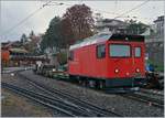 Die Hem 2/2 11 wartet mit einigen Güterwagen in Glion auf Beginn der Bauphase II, welche für drei Wochen die Rocheres de Naye Bahn eine komplete Einstellung der Planverkehrs bedeutet ( SEV