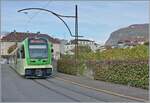 Unter einem Fahrleitungsmast, der wohl noch aus der Eröffnungszueit stammen wird, ist der TPC ASD ABe 4/8 471 in Aigle als R71 auf der Fahrt nach Les Diablerets.