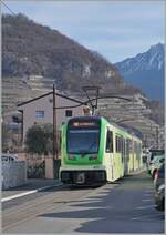 Aus der Gegenrichtung hat der TPC ASD ABe 4/8 471 der Fahrt als R71 von Aigle nach Les Diablerets den Halt Aigle Marché verlassen und färht nun unter den alten Fahrleitungsmasten in Richtung