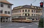 Der AL BDeh 4/4 302 mit seinem Bt sind in Aigle als  Strassenbahn  auf dem Weg zum Bahnhof.
