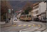 Der TPC A-L Regionalzug 329 von Leysin nach Aigle bestehet aus dem Bt 351 und dem BDeh 4/4 302 und erreicht den Halt Aigle-Place-du-Marché.