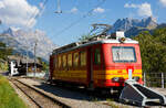 Der tpc BVB BDeh 2/4 „fl�che“ (Pfeil) 24, f�r den gemischtem Adh�sions- und Zahnradbetrieb der Bex–Villars–Bretaye-Bahn, ist beim Bahnhof Gryon ,mit dem vorgestellten