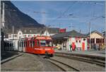 Während dem Umbau des M-C Bahnhof in Martigny wurde die Strecke Vernayaz M-C Martigny im SEV bediente und die TMR Züge starteten oder endeten in Vernayaz M-C. Das war einerseits eine gute Gelegenheit die nun dort etwas länger stehende Züge zu fotografieren, andererseits aber auch mit der Erfahrung verbunden, dass es in Vernayaz M-C gar nicht so einfach, die Züge ins Visier zu nehmen, besonders, wenn diese auf Gleis 2 stehen, wie diese Bild des TMR BDeh 4/8 N° 21 zeigt.

19. Nov. 2025