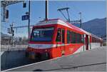 TMR Beh 4/8 N� 72 mit der UIC Nummer 72 (UIC 90 85 838 072-4 CH-TMRSA) wartet in Martigny auf die Abfahrt nach Vallorcine. Hier zeigt sich der H�henunterschied zum SBB Bahnsteig sehr deutlich, hingegen erfolgt nur Zugang in den Triebwagen stufenlos.  

9. April 2026