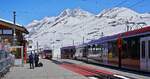 Am 10.05.2024 kreuzen sich in der Station Riffelberg zwei Z�ge der Gornergratbahn: Im Hintergrund kommen der Bhe 4/6 3084 und ein weiterer Bhe 4/6 an, auf dem Nebengleis warten die Bhe 4/6 3094 und