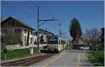 Der Stadler SURF Be 4/4 35 der BAM MBC mit seinem Bt bei der Ankunft in Apples, dem Ziel des Zuges von L'Isle.