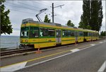 Besonders schön gelegen ist der übriggebliebene Rest der Neuenburger Tram entlang des Neuenburger Sees nach Boudry. Hochflurfahrzeug Be 4/4 506, Baujahr 1988, zwischen Serrieres und Neuenburg. Juni 2016. 