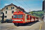 Gut zwanzig Jahre später hat sich das Bild kaum verändert, weiterhin enden und beginnen die CJ Züge mitten auf der Strasse direkt vor dem SBB Bahnhof von Glovelier. Im Bild der CJ BDe 4/4 614 mit Bt nach der hier für die Rückfahrt nach Saignelégier wendet. 

Analogbild vom Mai 2001