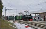 Die Blonay-Chamby G 2x 2/2 105 erreicht mit ihrem Extrazug nach Montbovon den wenig schmuckvollen Bahnhof von Bossennes.