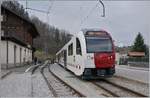 Der Der TPF SURF ABe 2/4 - B - Be 2/4 101  Moitié-Moitié  hat sein Ziel, den Bahnhof von Broc Fabrique erreicht.