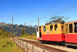 Schynige Platte Bahn: Lok 20 fährt aus der Station Breitlauenen aus in die Steigung ins Tal hinunter.