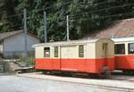 Alte Wagen der Waldenburgerbahn: Der Postwagen Z 69 in Waldenburg, 3.August 1976.