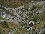 Die DFB (Dampfbahn Furka Bergstrecke) HG 4/4 704 verlässt mit ihrem Dampfzug 133 den 548 Meter langen Kehrtunnel  Gletsch  und überbrückt unmittelbar darauf die noch junge Rhone. 

30. Sept. 2021