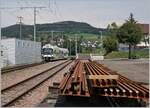 Gontenschwil - die WSB gestern, die AVA heute; ein AVA ABe 4/8  Diamat  auf der Fahrt von Menziken nach Aarau erreicht Gontenschwil. 

26. Aug. 2022