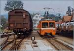 Vor ziemlich genau 40 Jahren waren die heute 45 jährigen Be 4/4 15 - 27 noch ziemlich neu. Das Bild zeigt einen WSB Be 4/4 in Menziken Burg zwischen aufgebockten Tibs Wagen und einem Güterzug mit Masseln rechts im Bild. 

Analogbild vom August 1984