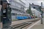 Der AVA BDWM BDe 4/4 10  Mutschälle-Zähni  (SWS/MFO 1928) ist von seiner Fahrt als Fondue Tram im Rahmen des Weihnachtmarktes von Bremgarten zurück; und wie im Bildrand links zu sehen, gerade rechtzeitig, denn der Planverkehr ist auf dieser Strecke recht dicht. Um so mehr ist es erfreulich, dass trotz des Viertelstundentaktes doch noch Trassen für den Nostalgie Verkehr zu finden sind!
 
6. Dezember 2024