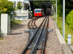 Der elektrischer Zahnradtriebwagen Bhe  1/2 Nr. 1 der Dolderbahn erreicht am 06.06.2015 die Ausweichstelle.

Im Vordergrund sieht man sehr gut die Schwenkweiche,  Schleppweiche oder auch Schiebeweichen (Federweiche) mit dem Zahnstangensystem „von Roll“. Die von der Firma Von Roll (heute Tensol) entwickelte Zahnstange ist nur dem Namen nach eine Lamellenzahnstange, nämlich eine einlamellige. Sie hat dieselbe Zahnteilung (100 mm) wie die Riggenbach'sche und die Strub'sche Zahnstange (aus welcher sie auch entwickelt wurde). Von letzterer unterscheidet sie sich nur in der Grundform, einfaches Breitflach-Profil anstatt einer Keilkopfschiene ähnliches Profil. Die von Roll Zahnstange kommt in erster Linie bei Neubauten sowie als preisgünstiger Ersatz alter Zahnstangen nach den Systemen Riggenbach oder Strub zur Anwendung. Sie ist zwar dicker (30–80 mm, je nach Zahndruck) als eine der Lamellen nach Abt, doch ihre Biegsamkeit ist ausreichend, um flexibler als die Originale nach Riggenbach oder Strub anwendbar zu sein. Sie kann auch durchgehend verschweißt werden. So sind auch diese Schwenkweichen einfach machbar.

Bei der Schiebeweiche wird ein Teilstück der gesamte Fahrbahn (ganze Gleises mit Zahnstange) verschwenkt bzw. verbogen, es gibt beim herkömmlichen Zweischienengleis keine durchlaufenden Außenschienen. Die Weichenzungen sind hier gerade und an der Weichenspitze beweglich gelagert, die Stellvorrichtung liegt am inneren Ende der Weichenzunge und verschiebt die Schienen und Zahnstange auf den geraden oder den abzweigenden Strang. Anstelle eines Herzstückes haben Schleppweichen, die von Fahrzeugen mit Spurkranzrädern befahren werden, ein drehbares Schienenstück, welches in den zu befahrenden Schienenstrang gedreht wird.

Die ersten Eisenbahnweichen waren Schleppweichen. Da sie insbesondere bei höheren Geschwindigkeiten nicht betriebssicher waren, wurden sie bei den Eisenbahnen bald durch andere Bauformen ersetzt. Ihr Einsatzgebiet sind heute meist noch Bergbahnen, die aus Sicherheitsgründen über doppelte Spurkränze verfügen oder mit Zangenbremsen ausgestattet sind. Ein bekanntes Beispiel dafür sind die Rigi-Bahnen.

Seit 1999 setzen die Rigi-Bahnen neu entwickelte, als Federweichen bezeichnete Zahnstangenweichen ein, in welchen das Gleis von der einen Endlage in die andere entlang einer definierten Kurve gebogen wird. Die Konstruktion hat weniger bewegliche Teile als eine übliche Zahnstangenweiche und benötigt keine Weichenheizung.
