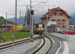 Rangierfahrt von Ge 4/4 II 615 'Klosters' im Endbahnhof Scuol-Tarasp - die zuvor vom zweiten Gleis gezogenen Güterwagen werden auf das erste Gleis an die Wagen des RegioExpress geschoben