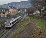 Ein SBB Flirt verlässt La Tour de Peilz, während im Hintergrund gerade noch eine SBB Re 460 mit einem IR nach Genève zu erkennen ist.