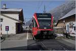 Der SBB RABe 526 263 (Moutier - Biel/Bienne) und der RABe 526 280 (La Chaux de Fonds -Biel/Bienne) beim Halt in La Heutte.
