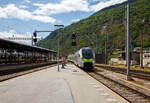 Der BLS MIKA 110 (in Regioexpress-Ausführung) - RABe 528 110 (94 85 7528 110-0 CH-BLS) erreicht am 25 Mai 2023, als RE von Bern via Spiez und Kandersteg nun den Bahnhof Brig (auf Gleis 9).