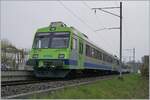 In Büren an der Aare wartet ein Regionalzug auf die Rückfahrt nach Lyss.