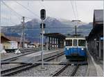 Der MOB ABDe 8/8 4001 SUISSE, unterwegs als Regionalzug 2210 von Montreux nach Zweisimmen beim Halt in Gstaad.
