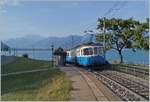 Der MOB ABDe 8/8 4004 FRIBOURG im Lokalverkehr oberhalb von Montreux beim Halt in Châtelard VD.