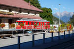 Nun steht er im B�ndnerland, vor dem Bahnmuseum Albula in Berg�n/Bravuogn.....
Der RhB-Triebwagen BDe 4/4 Nr. 491, ex Misoxerbahn, steht am 06.09.2021 vor dem Bahnmuseum Albula beim Bf Berg�n/Bravuogn (aufgenommen aus dem Zug heraus).

Der RhB BDe 4/4 - 491 war der einzige fabrikneu durch die Rh�tische Bahn f�r die Misoxerbahn bzw. Misoxerlinie  beschaffte Triebwagen (Baujahr 1958 von SWS und BBC) und lehnte sich technisch an die �hnlichen, ein Jahr zuvor f�r die 2400 Volt-Gleichstrom Strecke Chur - Arosa beschafften Triebwagen ABDe 4/4 Nr. 481-486 an. Die Misoxerbahn war eine ehemalige meterspurige Schmalspurbahn in den Schweizer Kantonen Tessin und Graub�nden. Die 31,3 Kilometer lange Strecke f�hrte von der Tessiner Kantonshauptstadt Bellinzona durch die B�ndner Talschaft Misox nach Mesocco. Er�ffnet wurde die Strecke 1907 von der Societ� Ferrovia elettrica Bellinzona–Mesocco (BM), das 1942 in der RhB aufging. Bereits 1972 wurde der Personenverkehr eingestellt, 2003 auch der G�terverkehr. Bis 2013 wurde auf dem verbliebenen 12,7 Kilometer langen Restst�ck durch die Societ� Esercizio Ferroviario Turistico (SEFT) ein touristischer Museumsbahnbetrieb aufrechterhalten und die Eisenbahn als Ferrovia Mesolcinese (FM) bezeichnet. 

Seither war der Triebwagen gemeinsam mit einigen weiteren ex RhB- und ex BA-Fahrzeugen im Depot in einer fr�heren Fabrikhalle in Grono abgestellt. Aufgrund der nun anstehenden Aufl�sung der Museums-Sammlung der SEFT in Grono wurden f�r die Fahrzeuge neue Standorte gesucht und f�r den BDe 4/4 Nr. 491 ein Platz beim ALBULA-Bahnmuseum in Berg�n gefunden. In der Folge wurde er auf der Stra�e von Grono via San Bernardino-Tunnel nach Landquart in die RhB-Haupt-Werkst�tte �berstellt, wo er eine �u�ere Aufarbeitung mit Neulackierung im Stil der 80er-Jahre erhalten hat. Er sieht nun wieder so aus, wie er 1980 die HW-Landquart schon einmal verlassen hatte. Am 9.Juni 2021 wurde er im Rahmen einer Sonderfahrt tags�ber, gezogen von einer Diesellok und erstmalig auf Stammnetz-Gleisen nach Thusis und nachts dann weiter nach Berg�n �berstellt. Dort wird er k�nftig an die einstige, vom restlichen RhB-Netz isolierte, fr�here Misoxer-Bahn weiter erinnern.

Hier wird er in den kommenden Monaten vor dem Eingang des Museums aufgestellt bleiben und als „GROTTO 491“ seine fr�here Heimat, das B�ndner S�dtal Misox vertreten. Zu einem sp�teren Zeitpunkt soll der Triebwagen auf das fr�her von dem Rh�tisches Krokodil RhB Ge 6/6 I 407 genutzte Gleis unterhalb des Museums neben der Bahnhofs-Zufahrt aufgestellt werden, wo er sich dann k�nftig noch besser pr�sentieren wird und auch frei Fotografieren l�sst.

TECHNISCHE DATEN der BDe 4/4:
Anzahl: 1
Hersteller: SWS, BBC
Baujahre: 1958
Spurweite: 1.000 mm (Meterspur)
Achsformel: Bo’Bo’
L�nge �ber Puffer:  17.770 mm
Gesamtradstand: 13.950 mm
Dienstgewicht: 41 t
H�chstgeschwindigkeit:  65 km/h
Stundenleistung: 677 kW
Anfahrzugkraft: 129 kN
Stundenzugkraft: 62 kN bei 39,5 km/h
Stromsystem:  1500 Volt DC (Gleichstrom)
Anzahl der Fahrmotoren: 4
�bersetzungsverh�ltnis: 1:4,83
Sitzpl�tze (2.Klasse): 16 und 4 Klappsitze
Ladefl�che: 11 m�