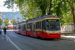 Drei gekuppelte Stadler Be 4/6 (Nr. 62, 67und 68 „Egg“) der Forchbahn stehen am 07.06.2015 am Bahnhof Z�rich Stadelhofen, als S18 in Richtung Esslingen, zur Abfahrt bereit.

Die Forchbahn ist eine meterspurige Schmalspurbahn, die zwischen Z�rich und Esslingen verkehrt, und der gleichnamigen Forchbahn AG (FB) geh�rt. Der Name stammt von der Ortschaft Forch und dem gleichnamigen Pass (676 m �. M.) zwischen dem Z�richsee und dem Greifensee, der von der Bahn auf etwa halber Strecke �berwunden wird.

Die Forchbahn wurde am 27. November 1912 er�ffnet und l�ste eine seit 1905 bestehende Autobuslinie ab, was f�r die damalige Zeit eher ungew�hnlich war. Seit ihrer Er�ffnung ist die Forchbahn durch die gemeinsame Direktion und Betriebsf�hrung eng mit den heutigen Verkehrsbetrieben Z�rich (VBZ) verbunden.

Die befahrene Streckenl�nge betr�gt ca. 16 Kilometer, davon geh�ren 13.06 Kilometer (Rehalp–Esslingen) der Forchbahn und umfassen zwei Tunnel mit 280 und 1.750 Metern L�nge. Die Strecke zwischen Rehalp und Neue Forch ist doppelspurig ausgebaut und f�r den Gleiswechselbetrieb ausgelegt, der Fahrbetrieb erfolgt elektrisch mit 1200 Volt Gleichstrom. In Z�rich wird zwischen Rehalp und dem Bahnhof Z�rich Stadelhofen auf ca. drei Kilometern L�nge das Netz der Stra�enbahn Z�rich befahren. Es geh�rt den VBZ und ist wie alle Z�rcher Tramstrecken doppelspurig ausgebaut und mit 600 Volt Gleichstrom elektrifiziert, und wird grunds�tzlich im Einrichtungsbetrieb befahren.

Anfangs brachte die Forchbahn – im Volksmund Tante Frieda genannt – insbesondere Milch vom Land in die Stadt Z�rich. Heute dient sie haupts�chlich dem Transport von Pendlern nach Z�rich und von Ausfl�glern in die Pfannenstiel-Region. Die Z�ge verkehren tags�ber im Viertelstundentakt und abends im Halbstundentakt. 

Die  Forchbahn  AG  beschaffte  dreizehn  neue  Niederflur-Triebz�ge, vom Typ Stadler Be 4/6 f�r den  Einsatz  auf  der  Strecke  Z�rich  Stadelhofen  –  Esslingen.  Das Stadler–Fahrzeugkonzept erlaubte den Bau von zweiteiligen Niederflurtriebz�gen unter Verwendung von bew�hrten GTW-Komponenten, sie z�hlen zu der Stadler Produktfamilie „Tango“  und werden auch als FB – 2000 bezeichnet.

Durch die zentrale Anordnung der Traktionsausr�stung im Triebwagen �ber den zwei Triebdrehgestellen steht  gen�gend  Traktionsleistung  auch  f�r  gr��ere  Steigungen  zur Verf�gung. Nach demselben Konzept   wurden   auch   die   zwei dreiteiligen Niederflurtriebz�ge f�r die Trogenerbahn gebaut.

Technische Daten:
Spurweite: 1.000 mm
Achsanordnung:  Bo’Bo’2’
Fahrzeugart: Zweirichtungsfahrzeug
L�nge �ber Kupplung:  25.147 mm
Einstiegbreite: 1.300 mm
Fahrzeugbreite: 2.400 mm
Fahrzeugh�he: 3.650 mm
Eigengewicht: 33,7 t
Achsabstand Motordrehgestell: 1.860 mm
Achsabstand Laufdrehgestell: 1.700 mm
Treib- und Laufraddurchmesser (neu): 680 mm
Dauerleistung am Rad: 400 kW 
Max Leistung am Rad: 540 KW
Anfahrzugkraft (bis 22 km/h): 90 kN 
Anfahrbeschleunigung brutto: 1,2 m/s�
H�chstgeschwindigkeit: 80 km/h
Speisespannung: 600V  und 1.200 V DC
Sitzpl�tze: 59
Klappsitze:  6
Stehpl�tze (4 Pers. /m�): 66
Fu�bodenh�he: 350 mm (Niederflur) / 876 mm (Hochflur)
