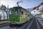 Der Triebwagen BDeh 4/4 82 wurde von SWP/SLM/SAAS im Jahr 1977 an die BVB geliefert und ist wartet am Col de Bretaye mit zwei (Ultraleicht-) Wagen auf die Talfahrt. Wir d�rfen nicht sitzen bleiben und m�ssen einmal um den Block durch die Kontrolle. Col de Bretaye, Januar 2026.