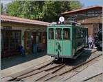 Nachdem das Berner Tram Ce 2/2 N� 52 mit dem ersten Zug von Blonay nach Chaulin die Saison 2026 er�ffnet hat, pausierte das Tram in Chaulin und beim Fotografieren entdeckte ich was is all die Jahre nicht beachtet hatte: Das Stationsschild von Chaulin (links im Bild). 

2. Mai 2026